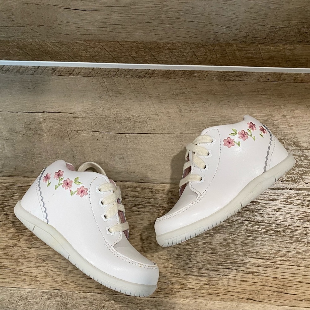 Stride Rite Emilia Shoes, Baby Girls’ Leather First Walking Sneakers, White